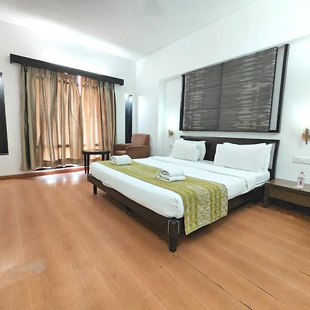 Hotel The Sky Imperial, Gandhinagar Esterno foto