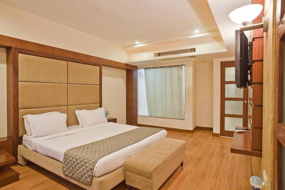 Hotel The Sky Imperial, Gandhinagar Esterno foto