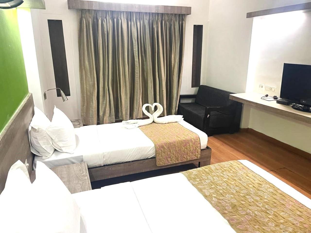 Hotel The Sky Imperial, Gandhinagar Esterno foto