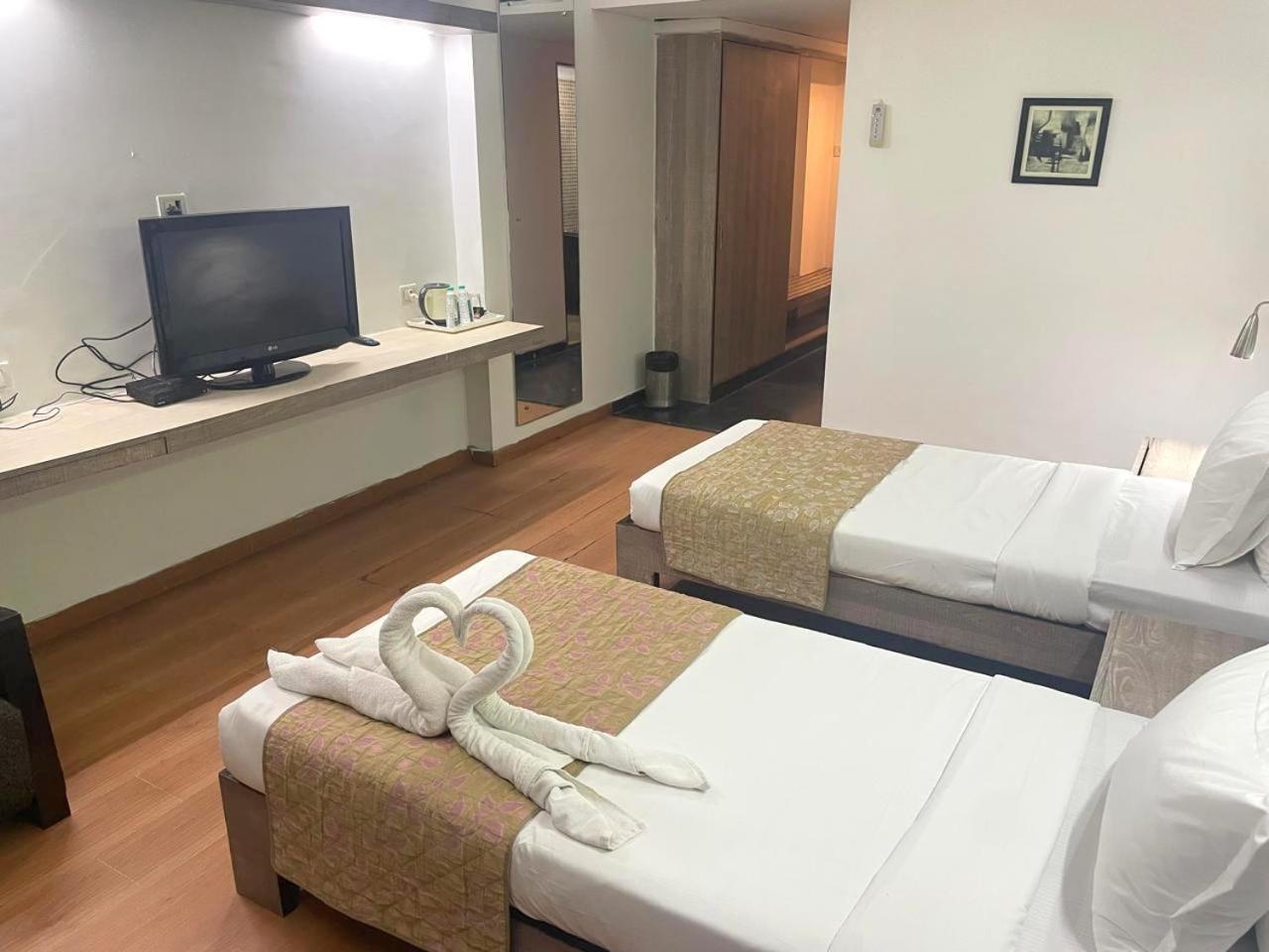Hotel The Sky Imperial, Gandhinagar Esterno foto