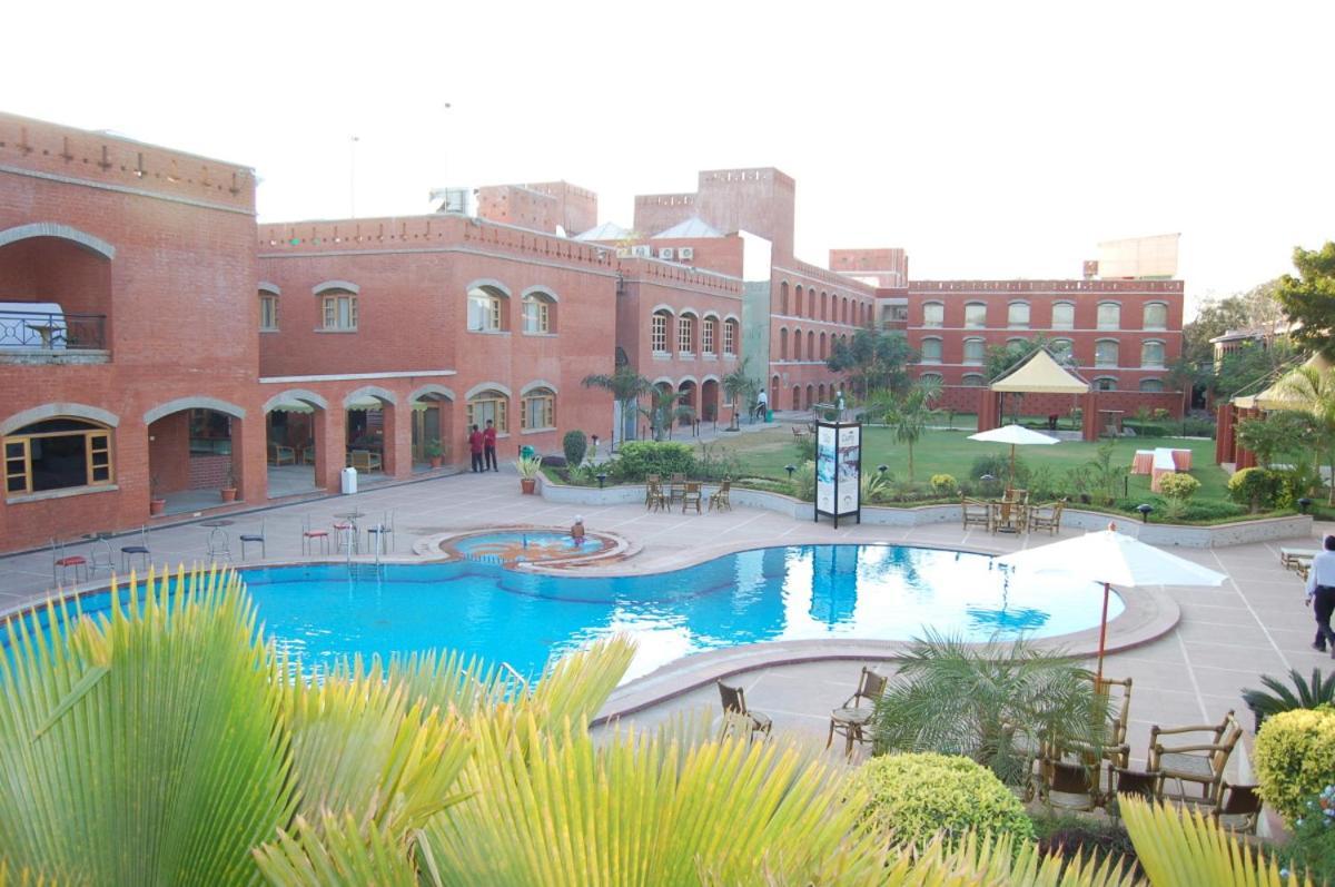 Hotel The Sky Imperial, Gandhinagar Esterno foto