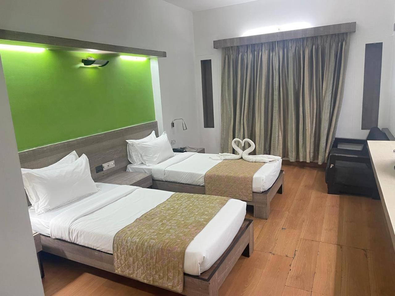 Hotel The Sky Imperial, Gandhinagar Esterno foto
