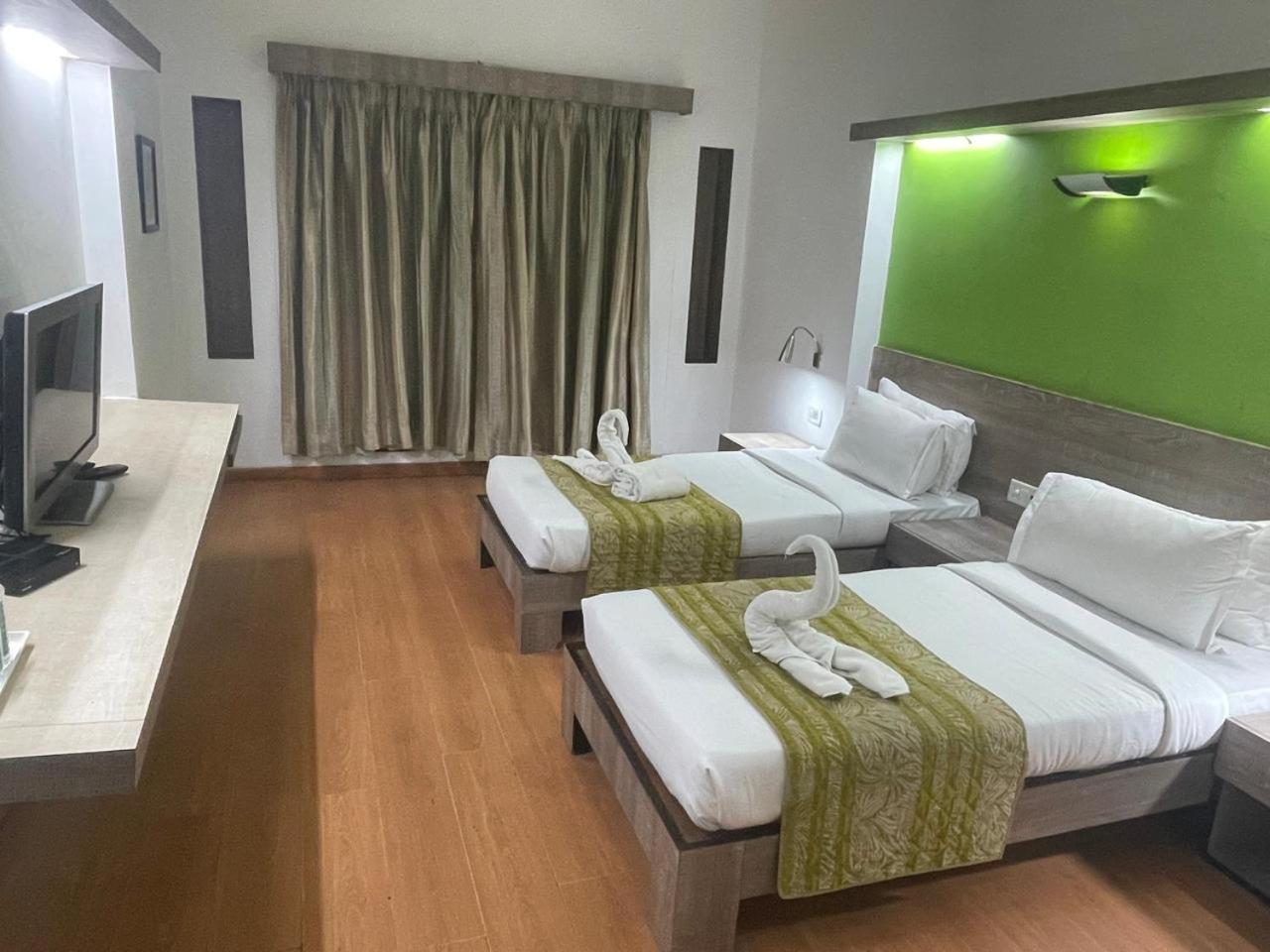 Hotel The Sky Imperial, Gandhinagar Esterno foto