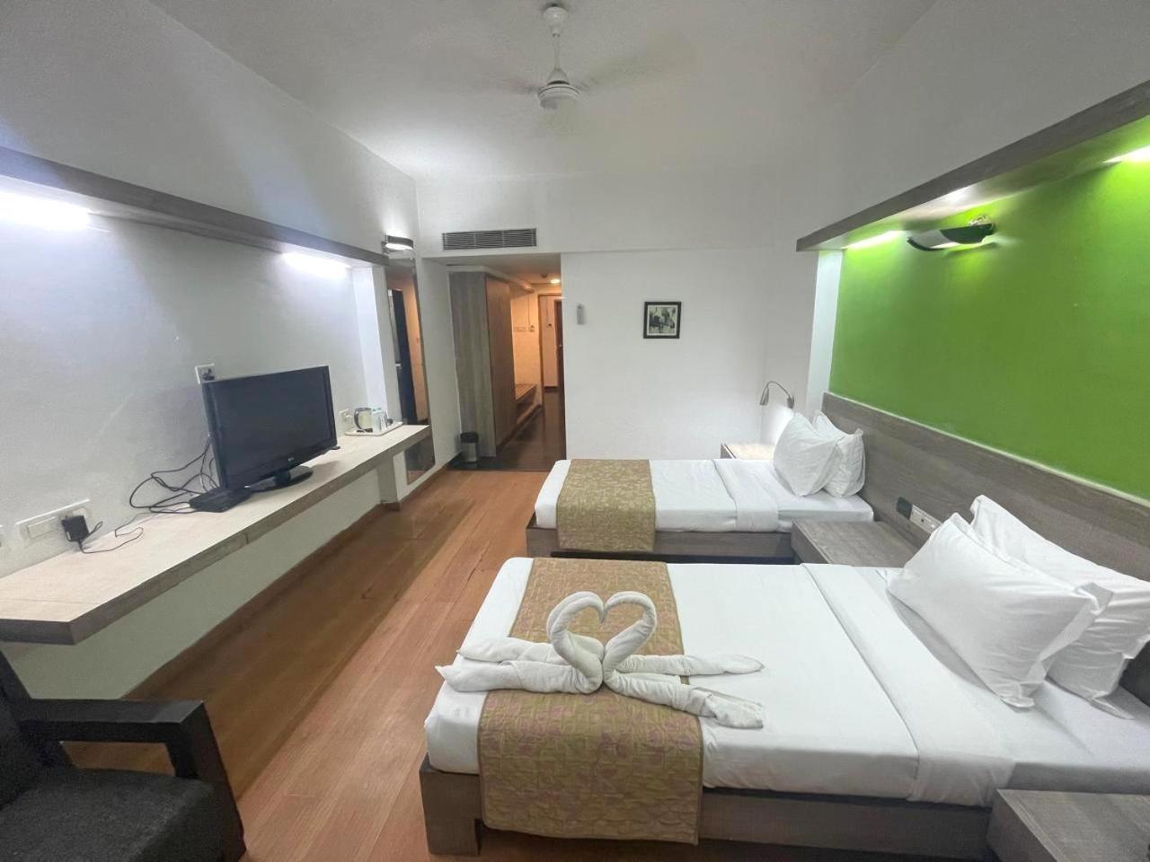 Hotel The Sky Imperial, Gandhinagar Esterno foto