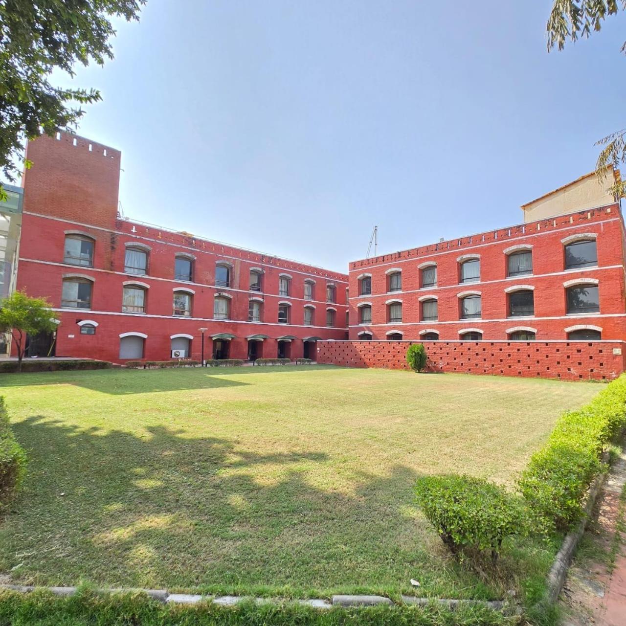 Hotel The Sky Imperial, Gandhinagar Esterno foto