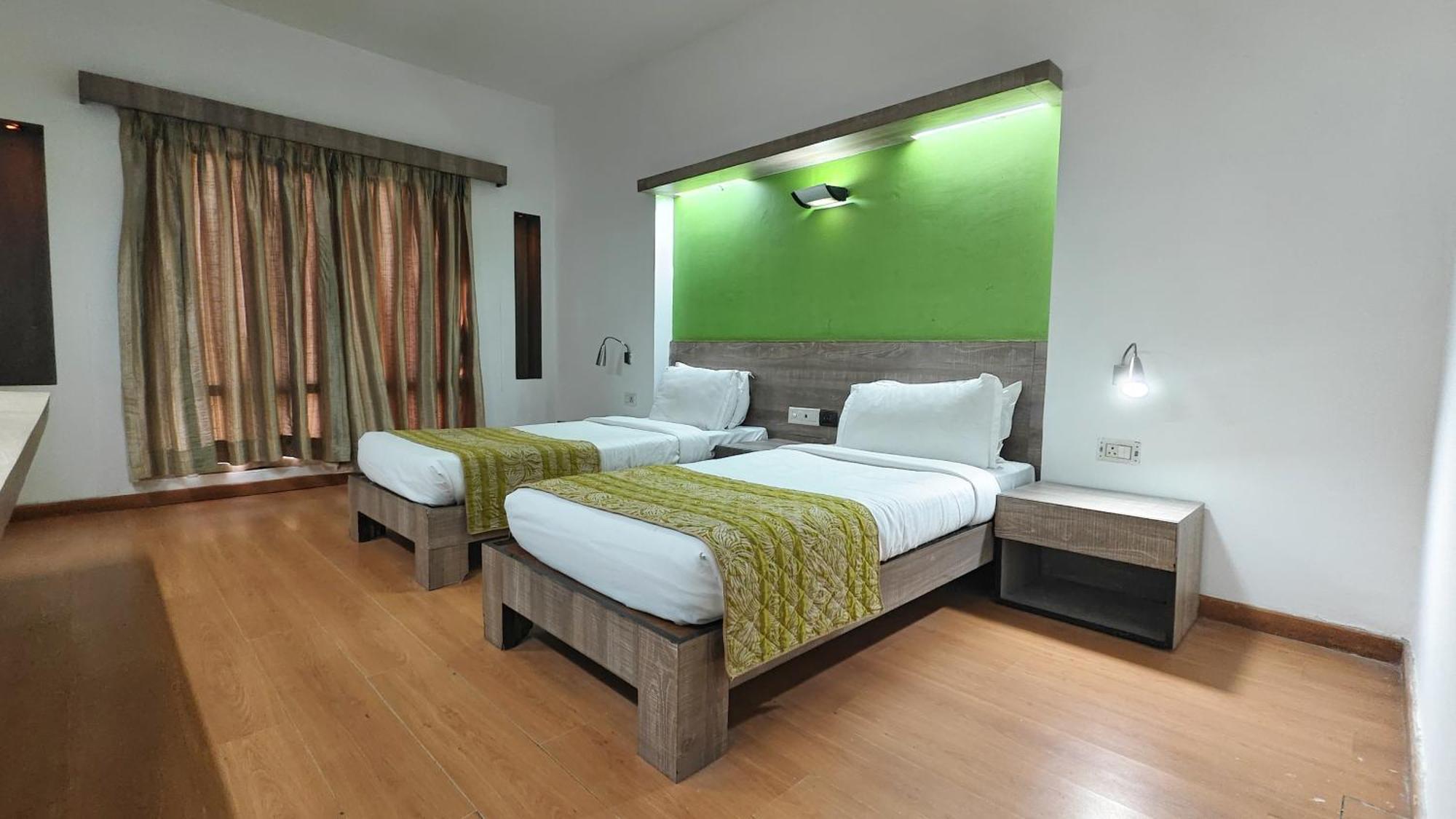 Hotel The Sky Imperial, Gandhinagar Esterno foto