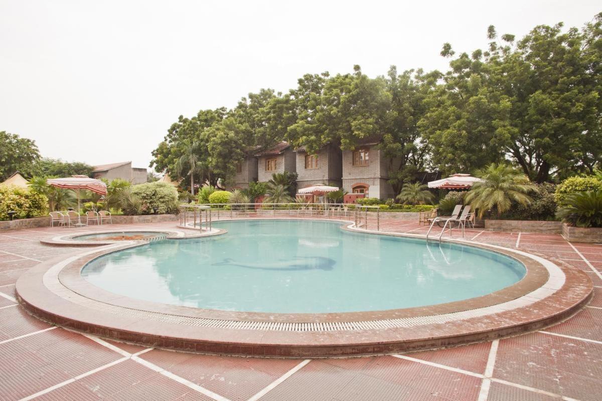 Hotel The Sky Imperial, Gandhinagar Esterno foto