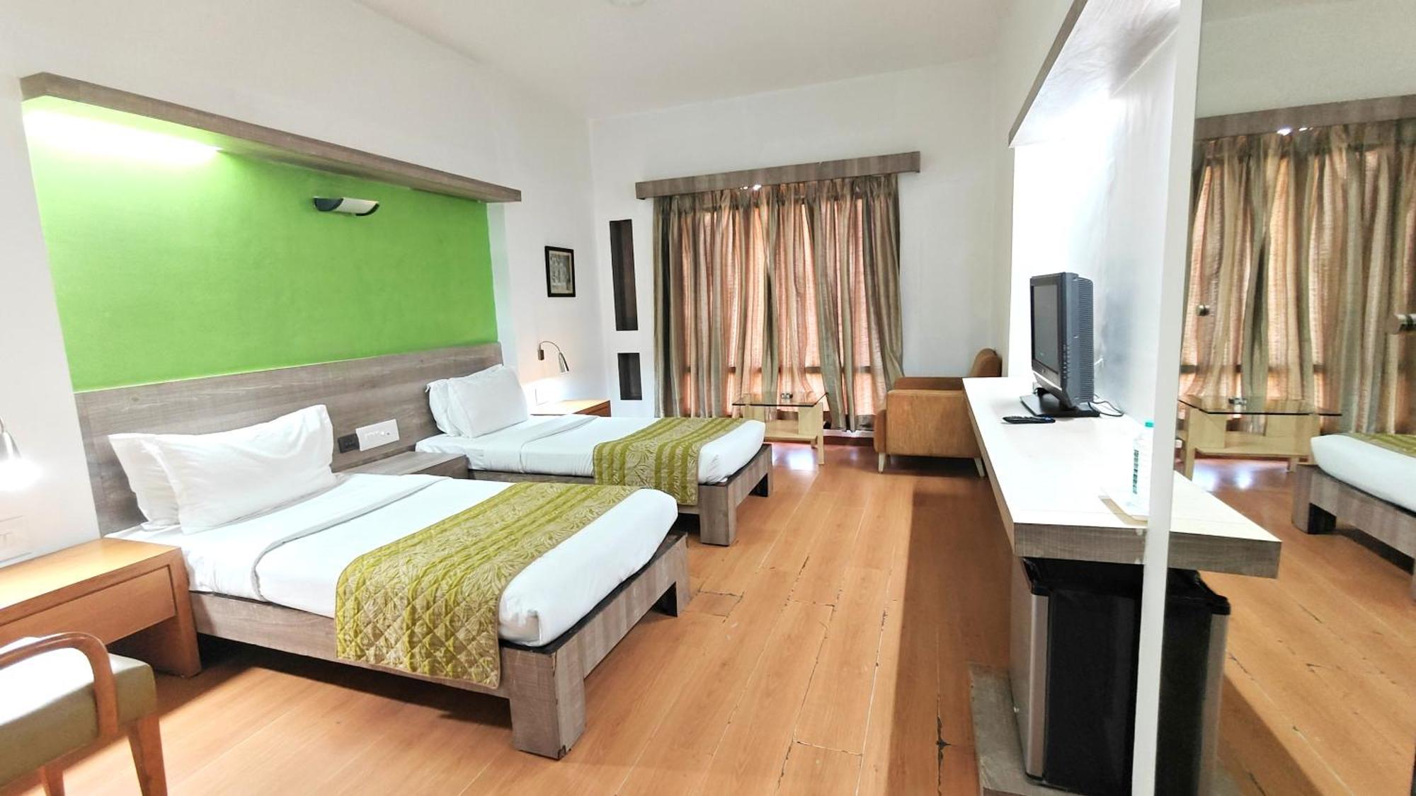 Hotel The Sky Imperial, Gandhinagar Esterno foto