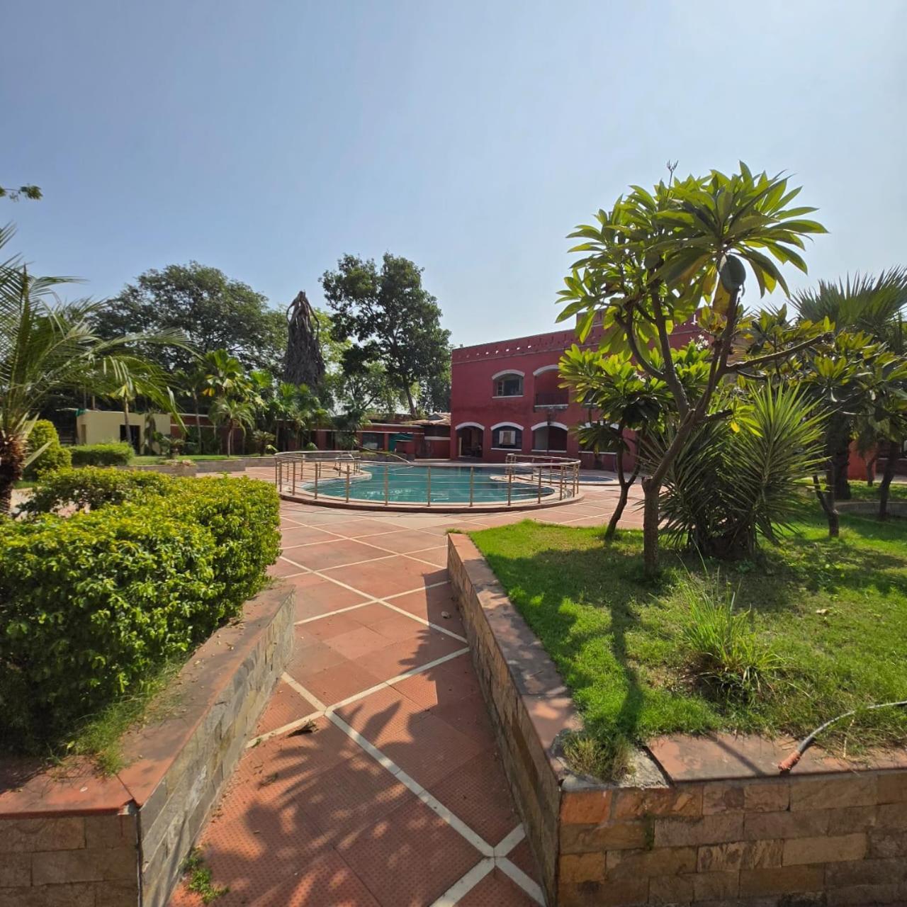 Hotel The Sky Imperial, Gandhinagar Esterno foto