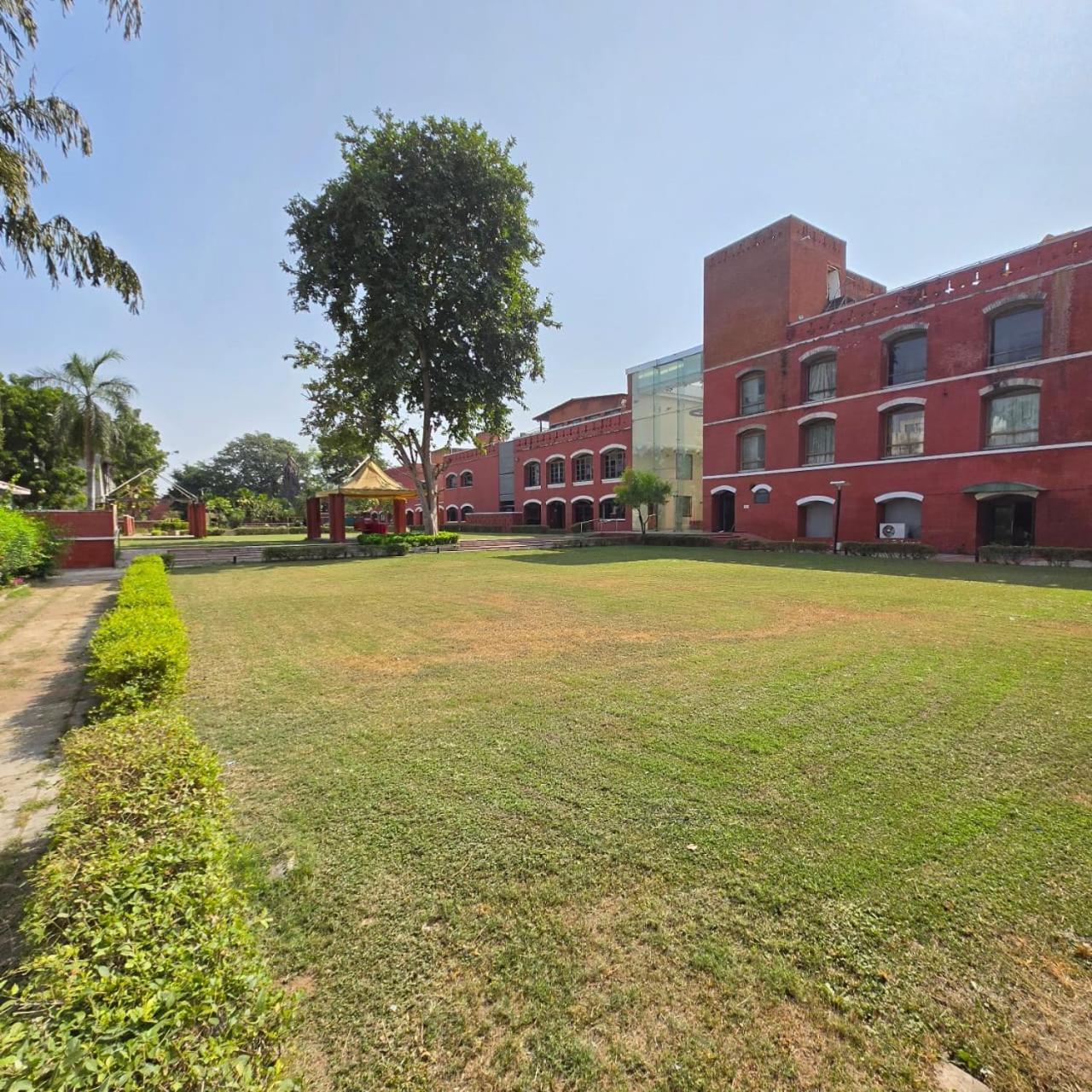 Hotel The Sky Imperial, Gandhinagar Esterno foto