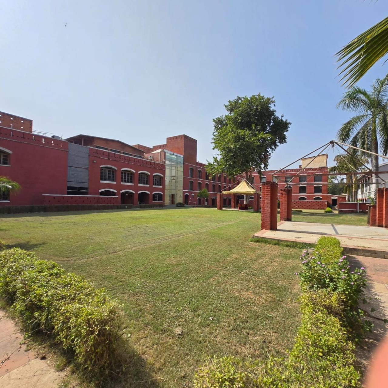 Hotel The Sky Imperial, Gandhinagar Esterno foto