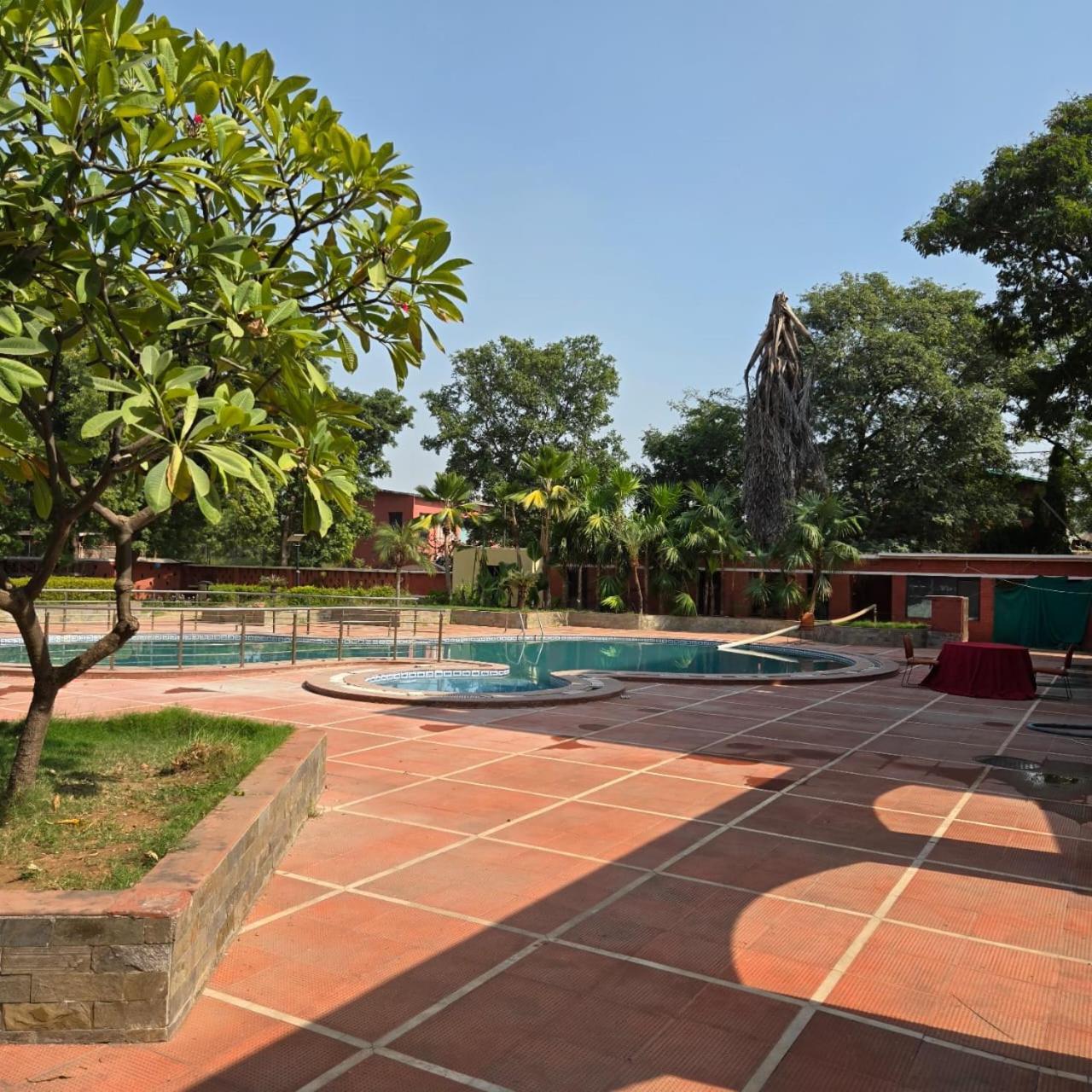 Hotel The Sky Imperial, Gandhinagar Esterno foto