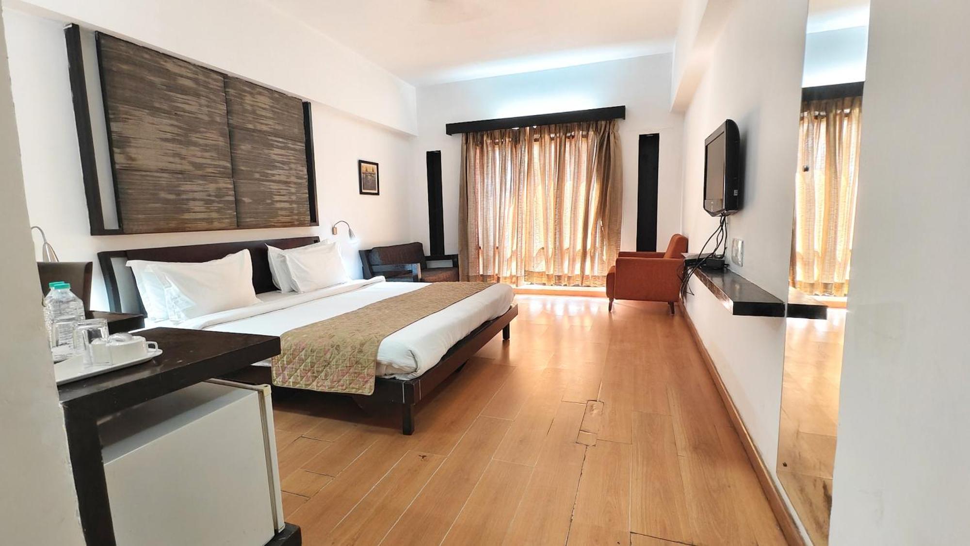 Hotel The Sky Imperial, Gandhinagar Esterno foto