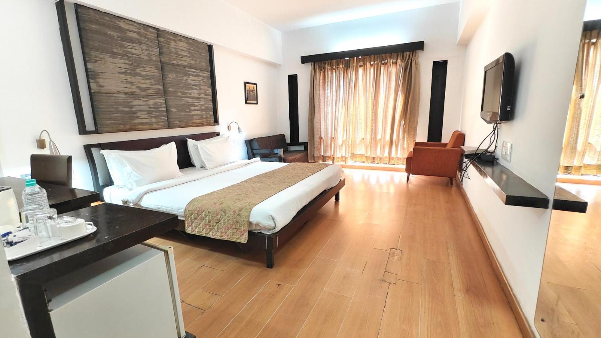 Hotel The Sky Imperial, Gandhinagar Esterno foto