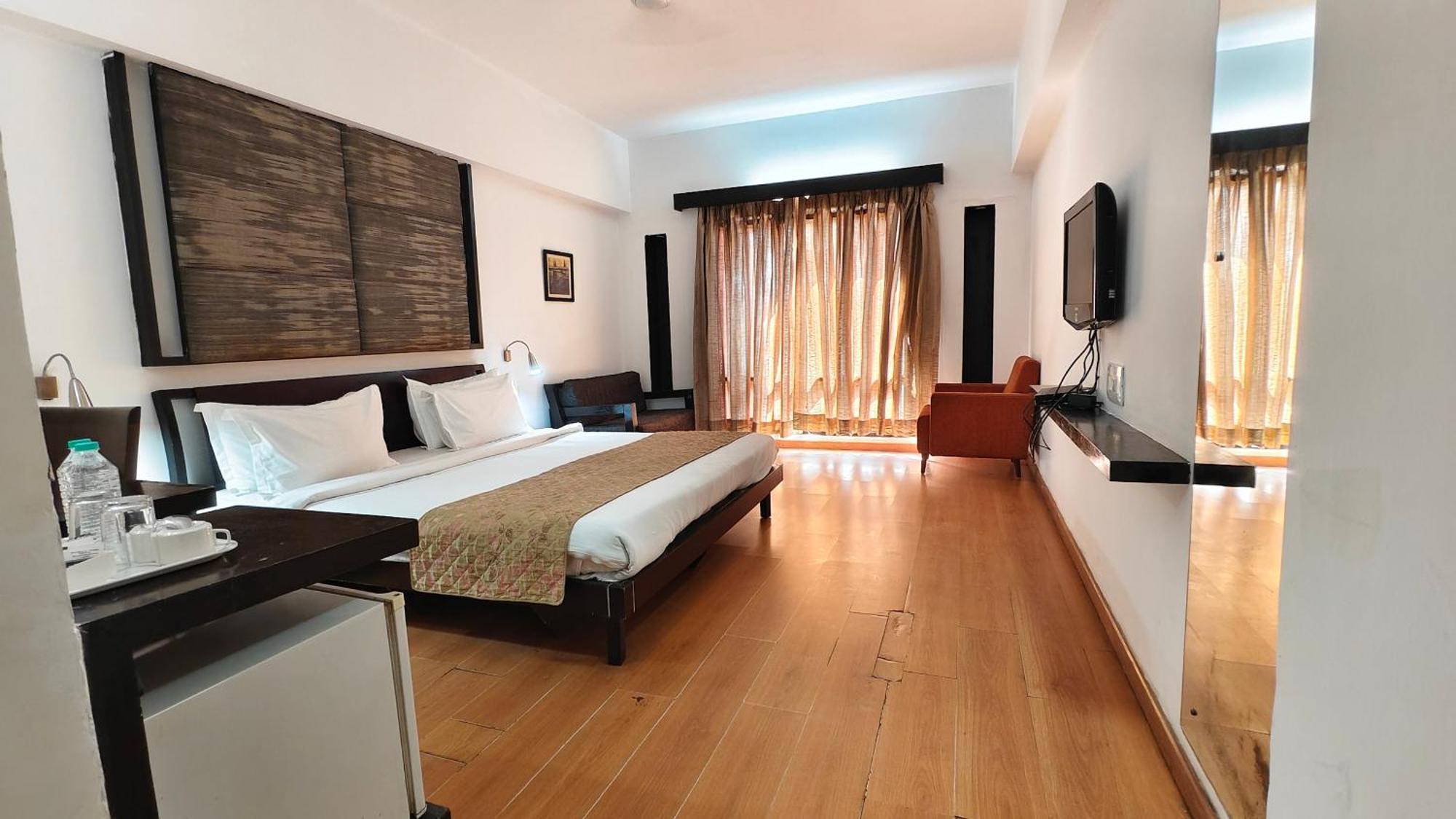 Hotel The Sky Imperial, Gandhinagar Esterno foto