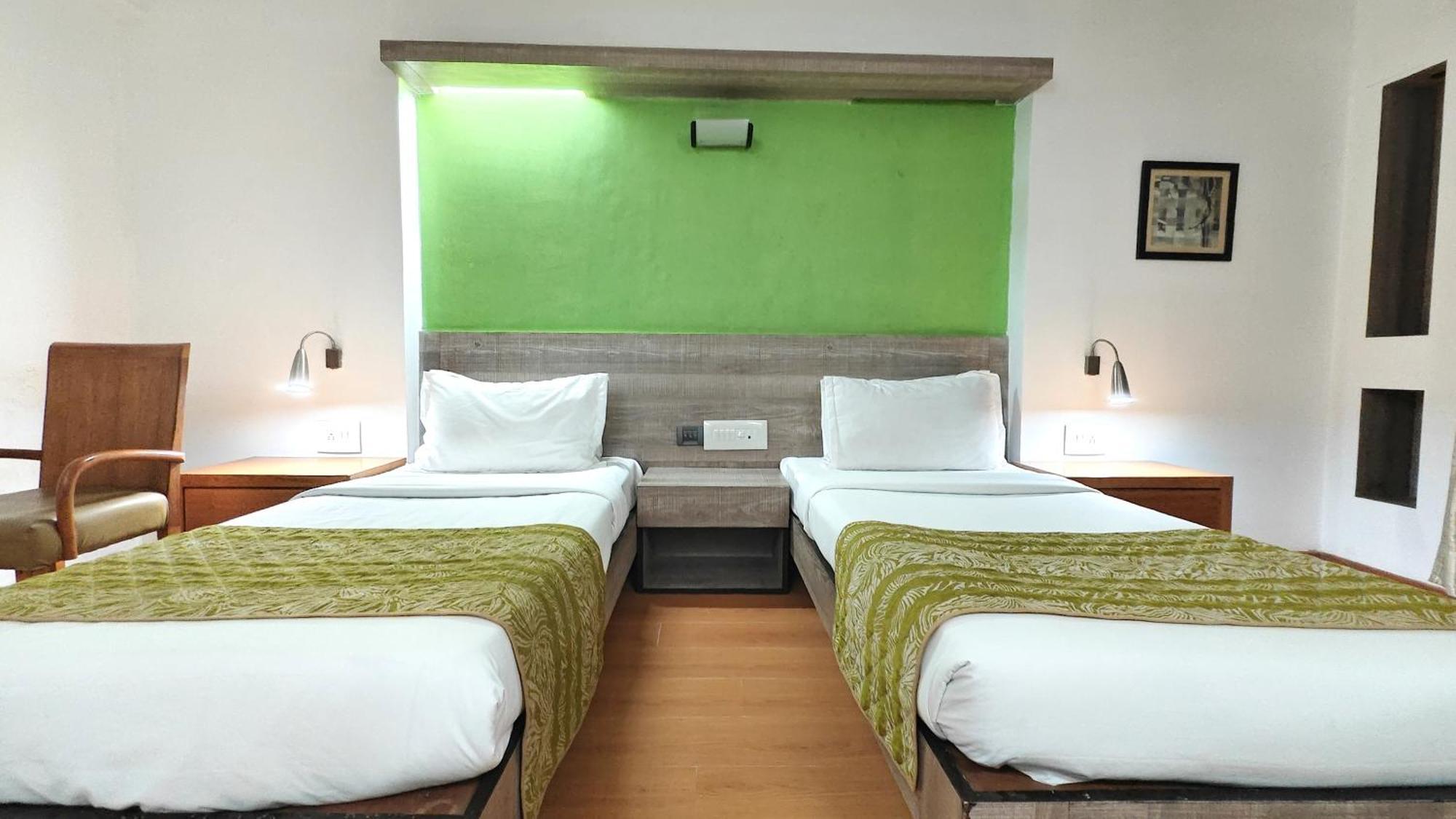 Hotel The Sky Imperial, Gandhinagar Esterno foto