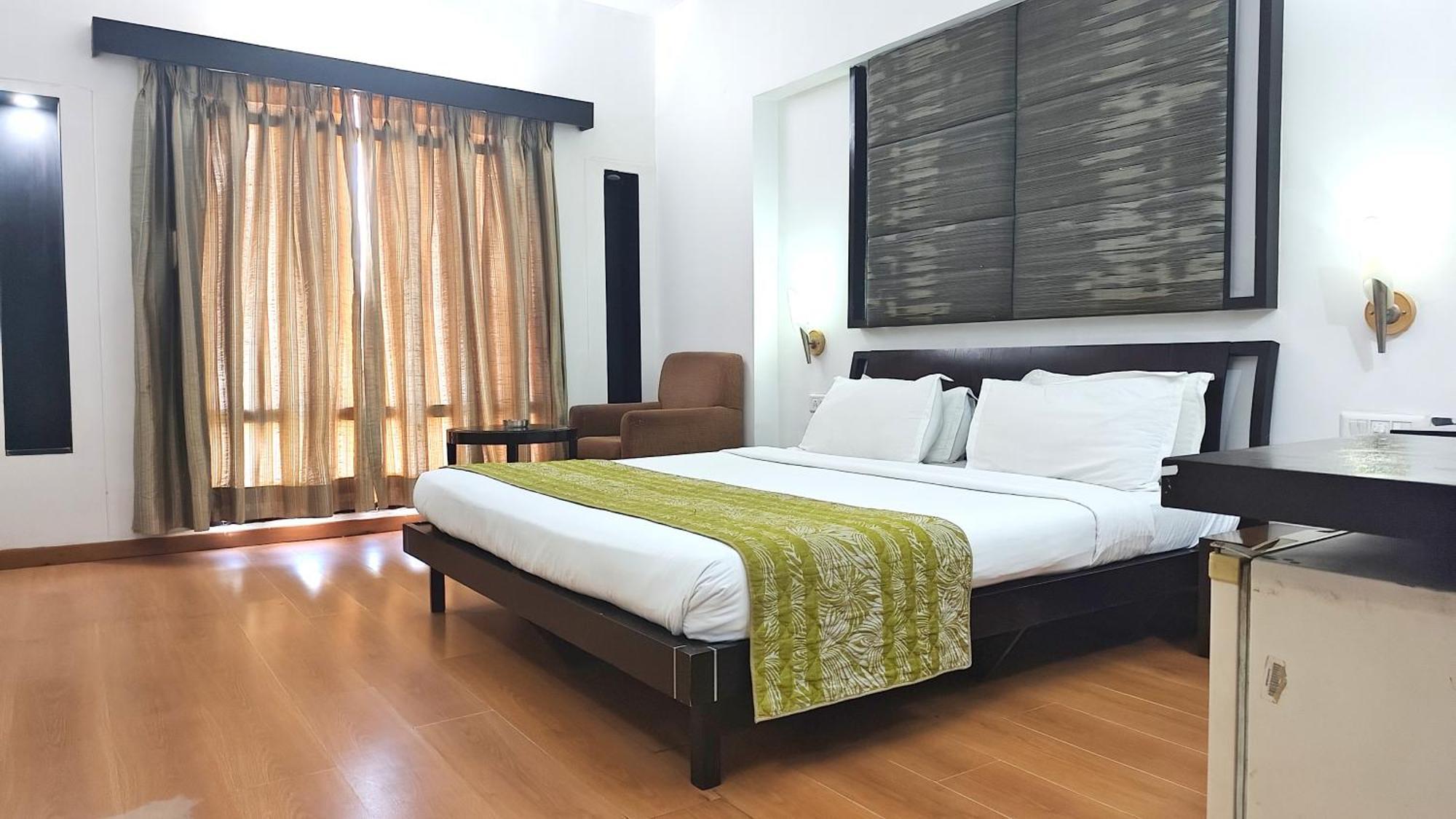 Hotel The Sky Imperial, Gandhinagar Esterno foto