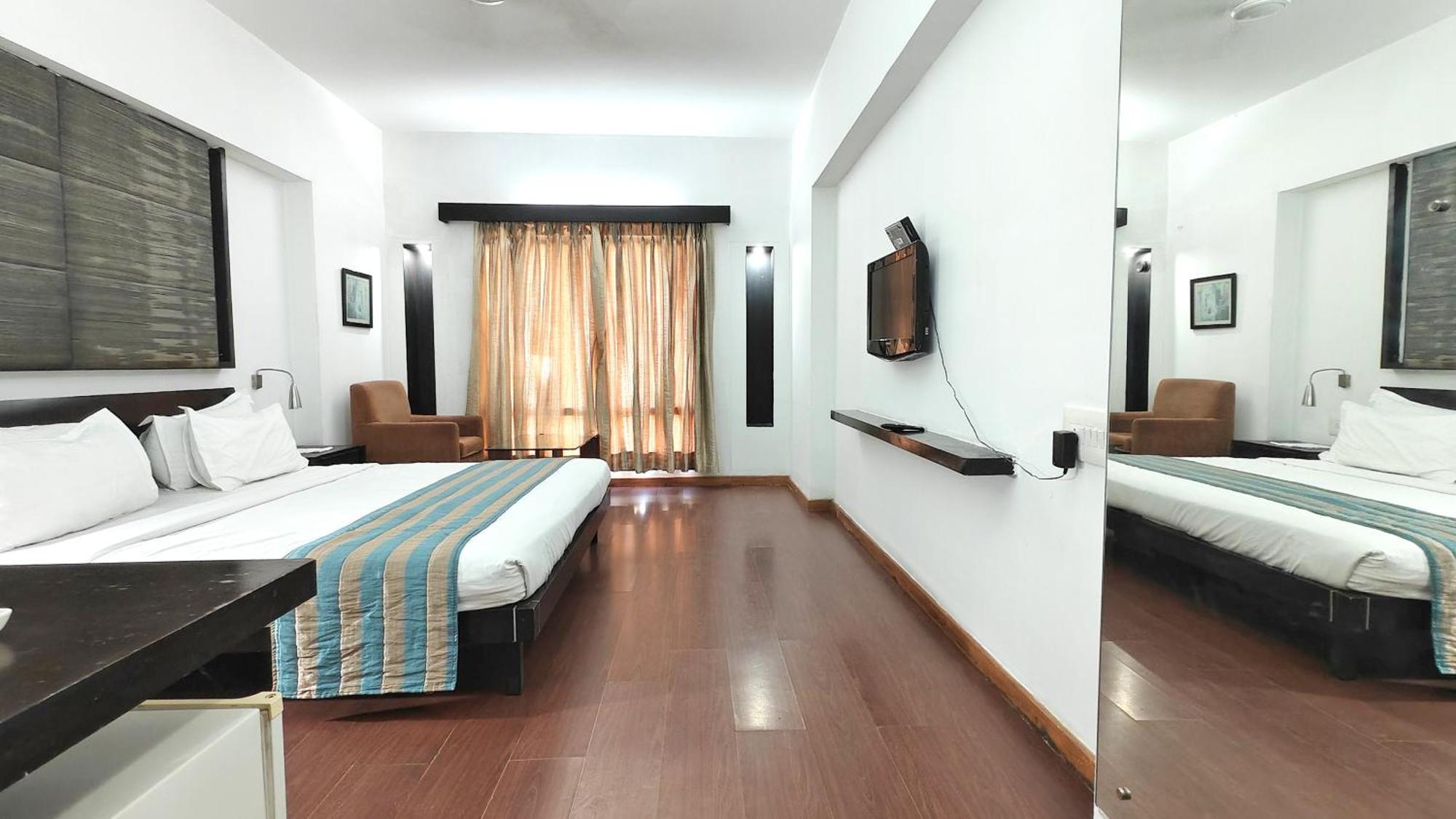 Hotel The Sky Imperial, Gandhinagar Esterno foto