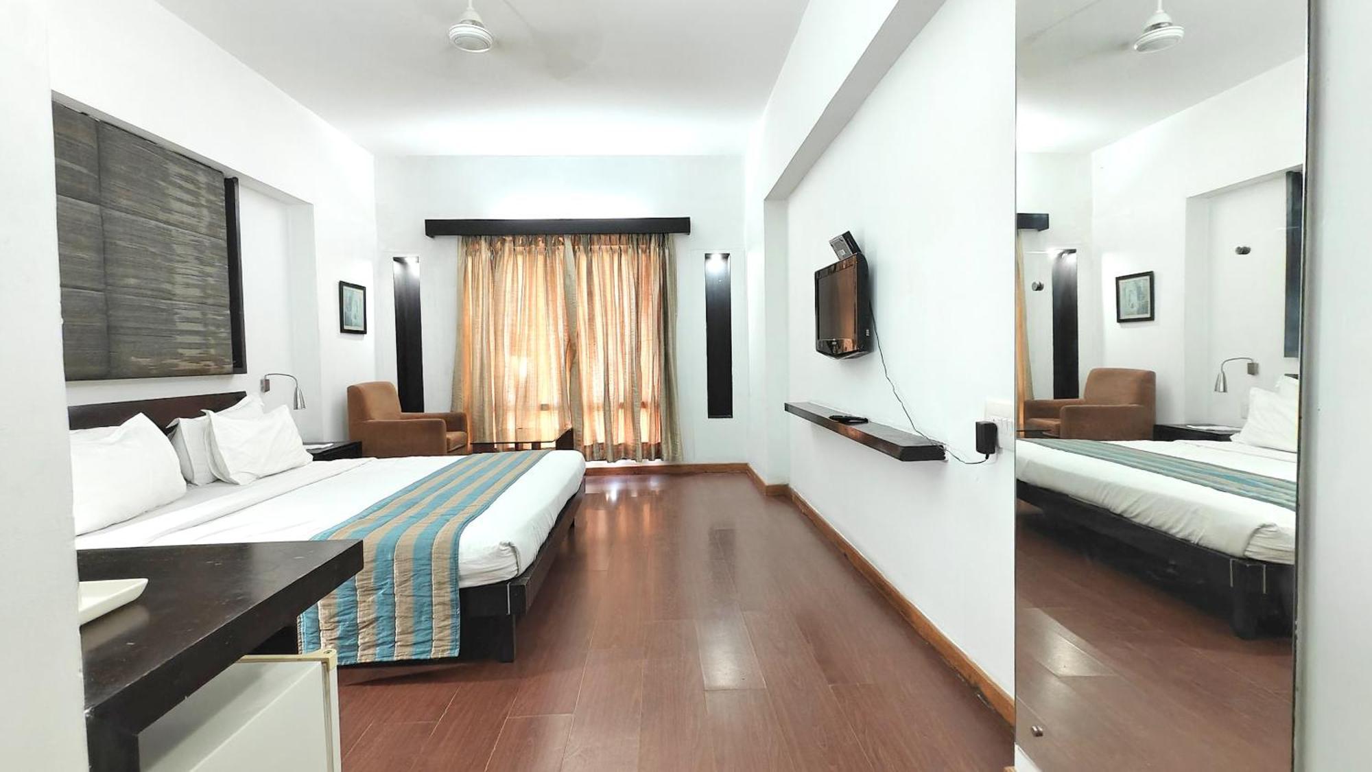 Hotel The Sky Imperial, Gandhinagar Esterno foto