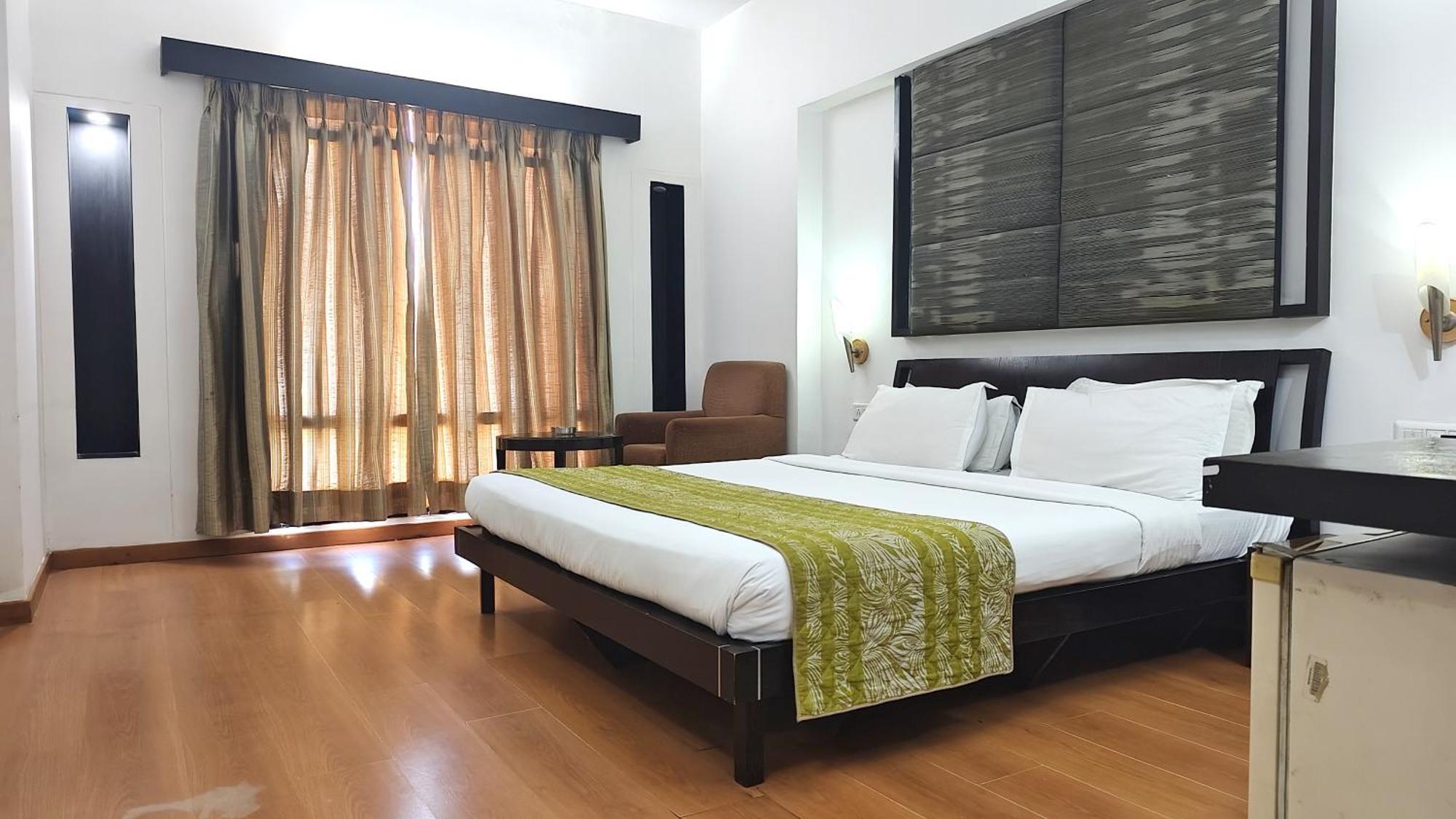 Hotel The Sky Imperial, Gandhinagar Esterno foto