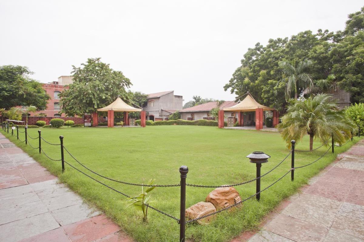 Hotel The Sky Imperial, Gandhinagar Esterno foto