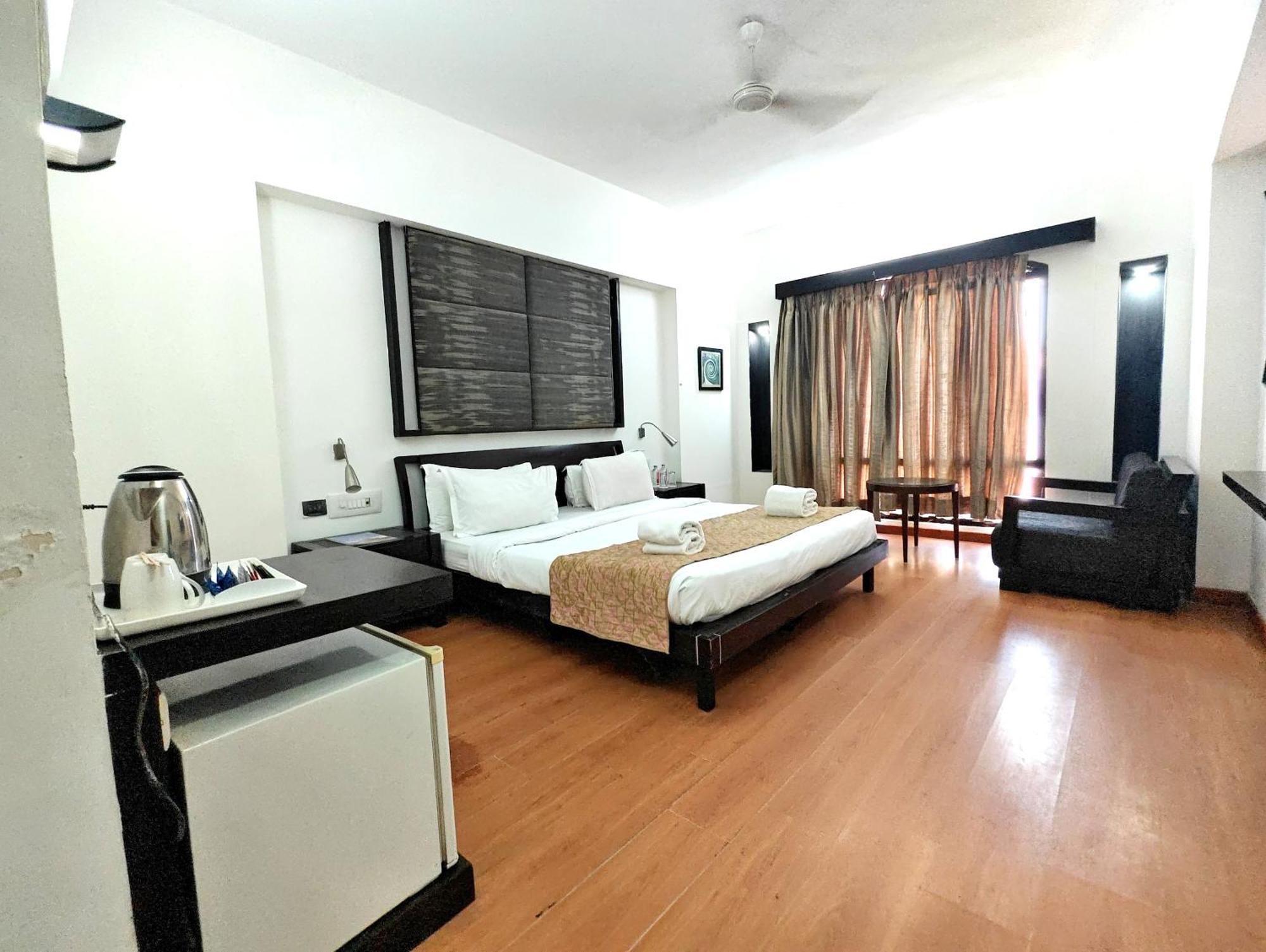 Hotel The Sky Imperial, Gandhinagar Esterno foto