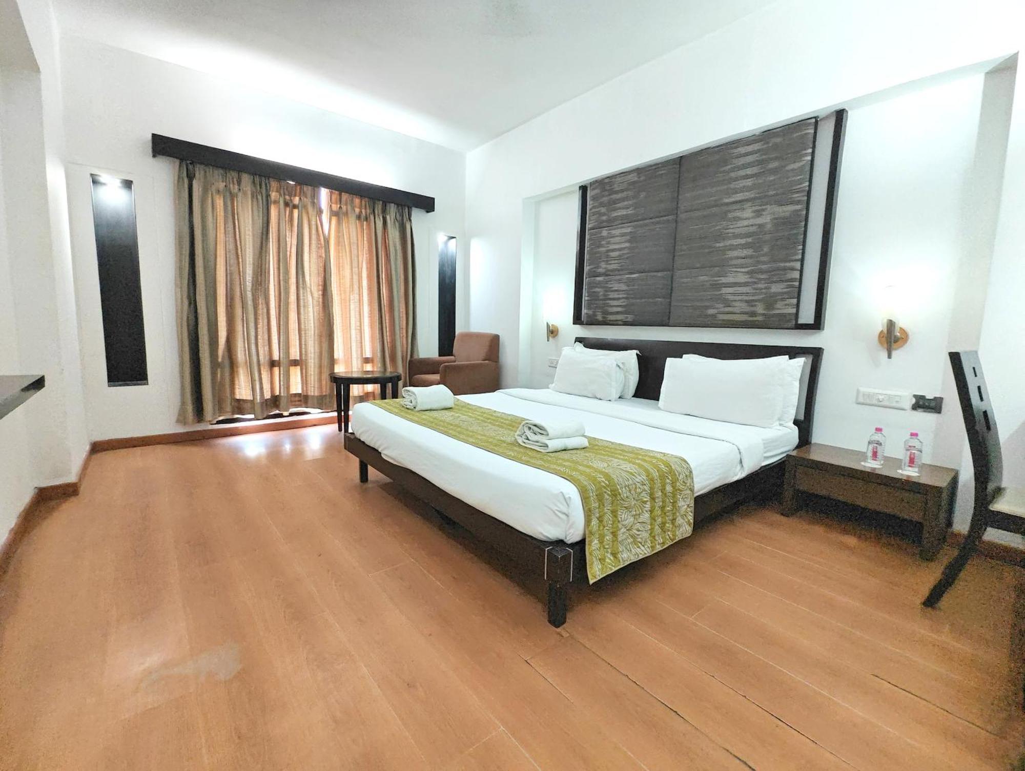 Hotel The Sky Imperial, Gandhinagar Esterno foto