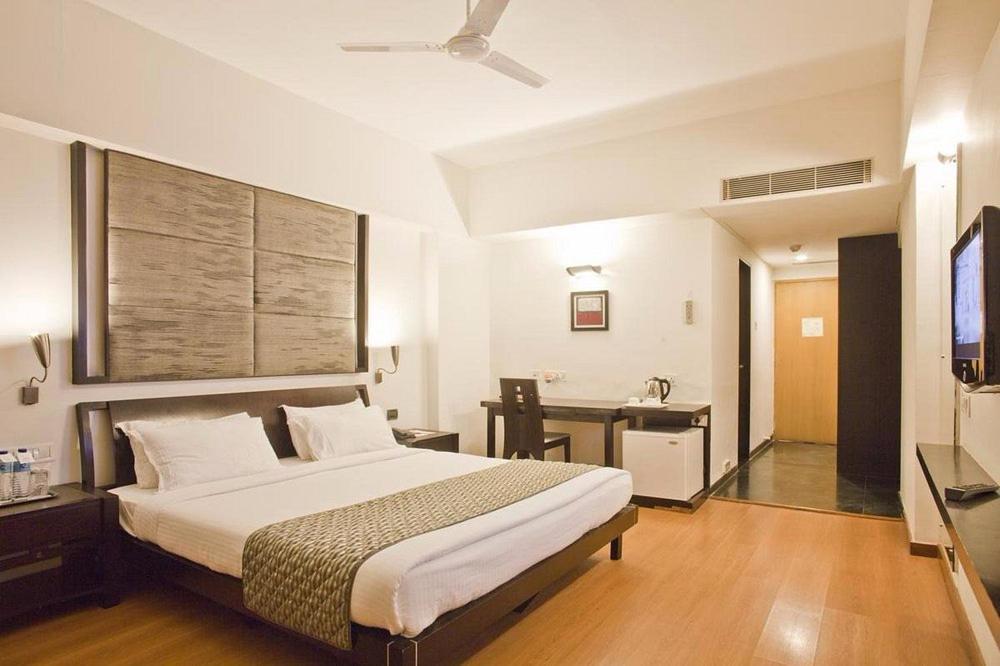 Hotel The Sky Imperial, Gandhinagar Esterno foto